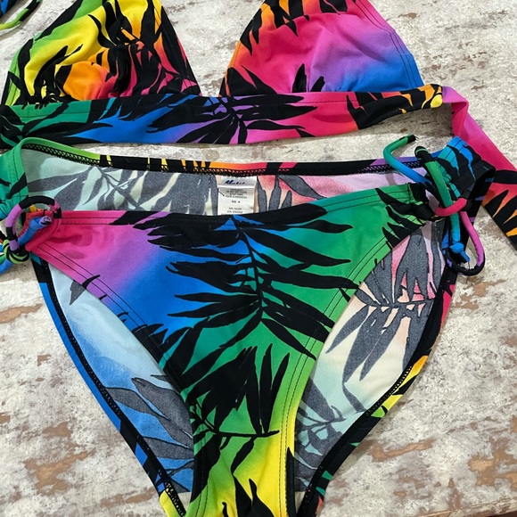 Malibu Swim Bikini Tropical - Picture 1 of 3